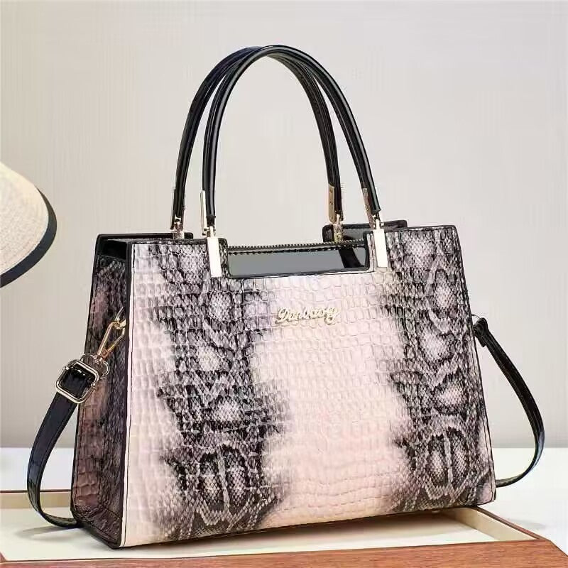 Stylish & Practical Messenger Bag for Women - This Year's Must-Have