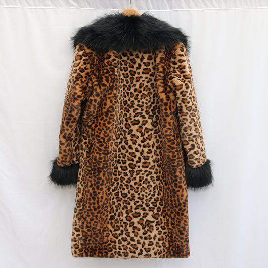 Manteau Léopard is a long, loose-fit leopard print coat with a statement faux fur collar — urban fashion outerwear that leads with personality and backs it up with warmth.