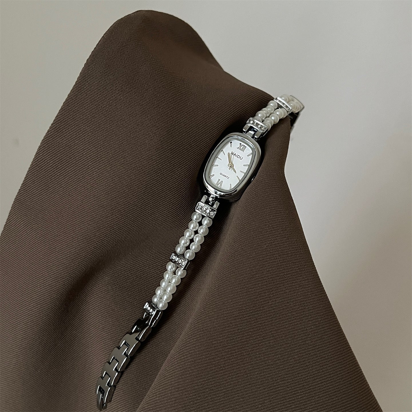 Oval Pearl Fashion Watch - Simple Disk Design