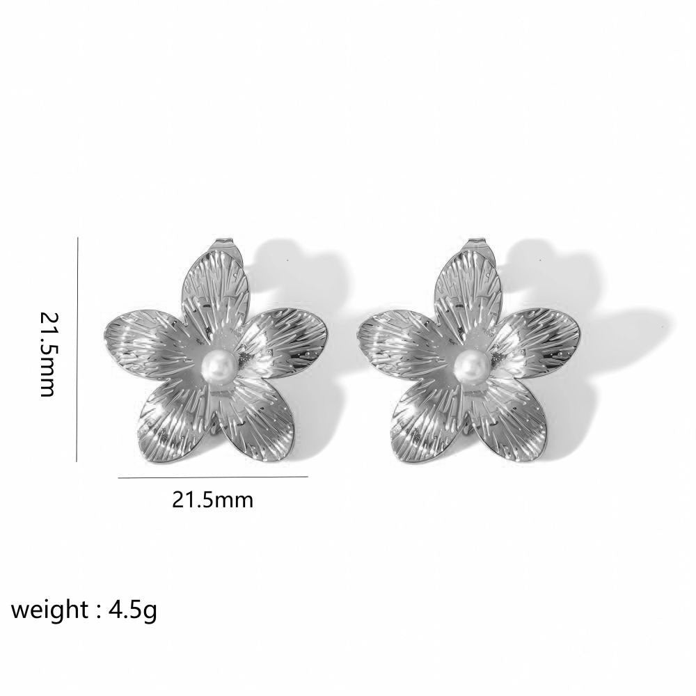 Silver flower-shaped earrings with measurements and weight on a white background