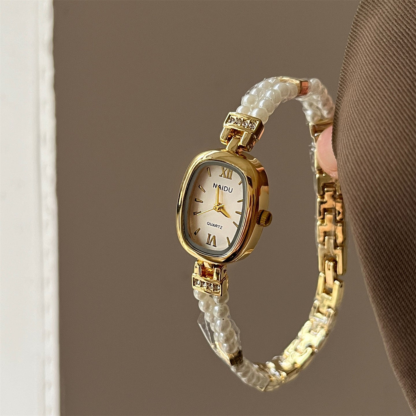 Oval Pearl Fashion Watch - Simple Disk Design