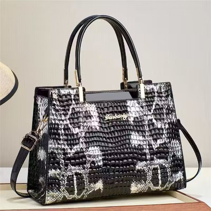 Stylish & Practical Messenger Bag for Women - This Year's Must-Have