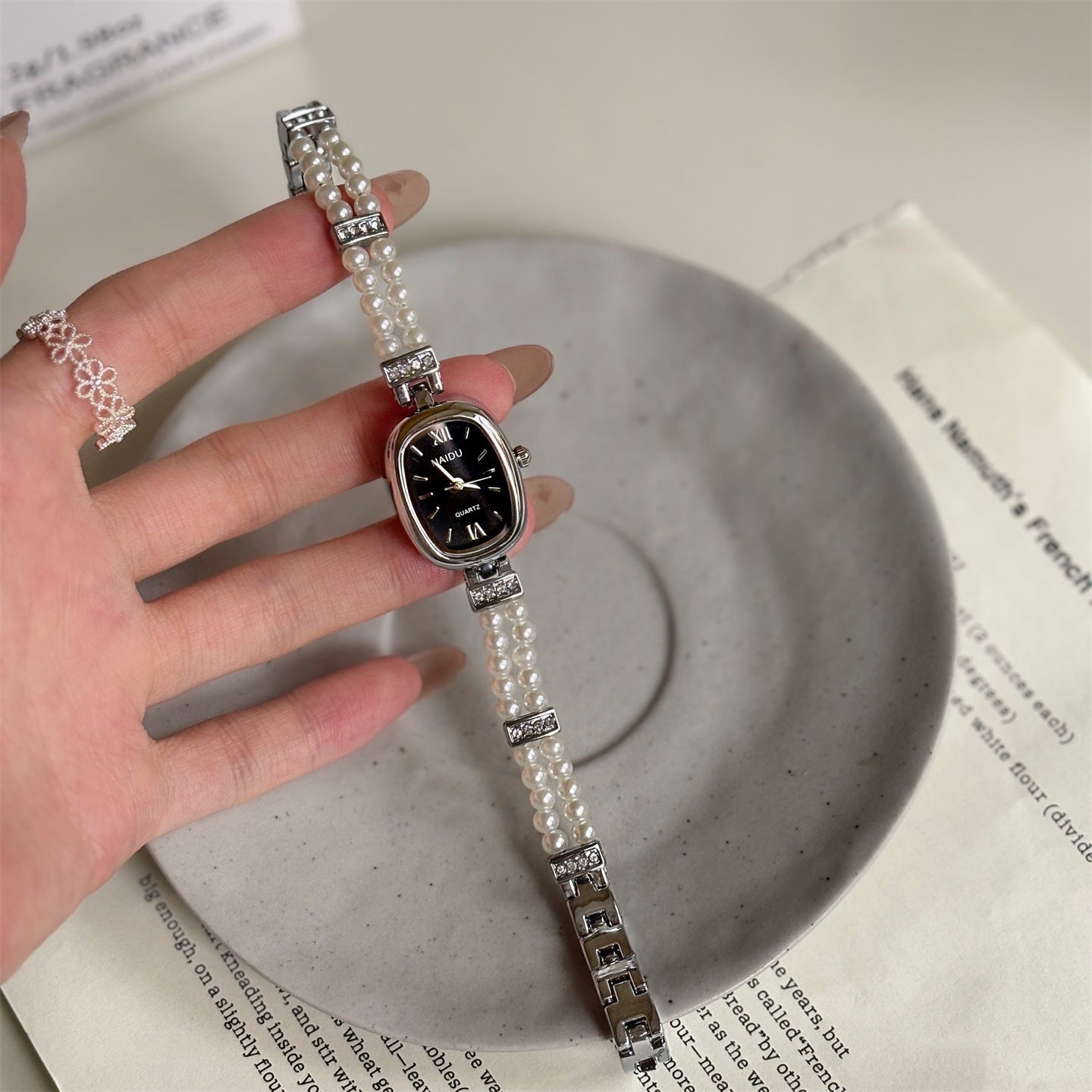 Oval Pearl Fashion Watch - Simple Disk Design