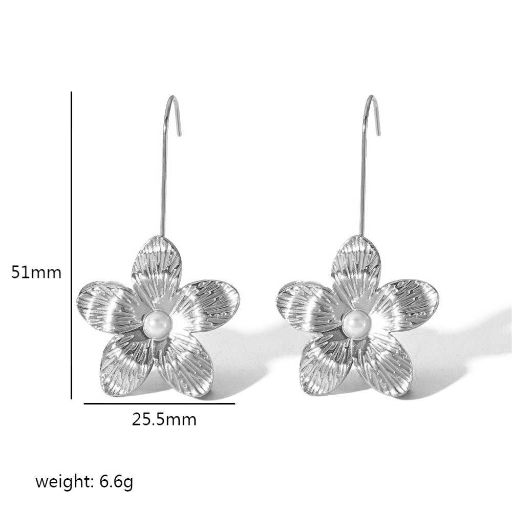 Silver flower-shaped earrings with measurements and weight on a white background