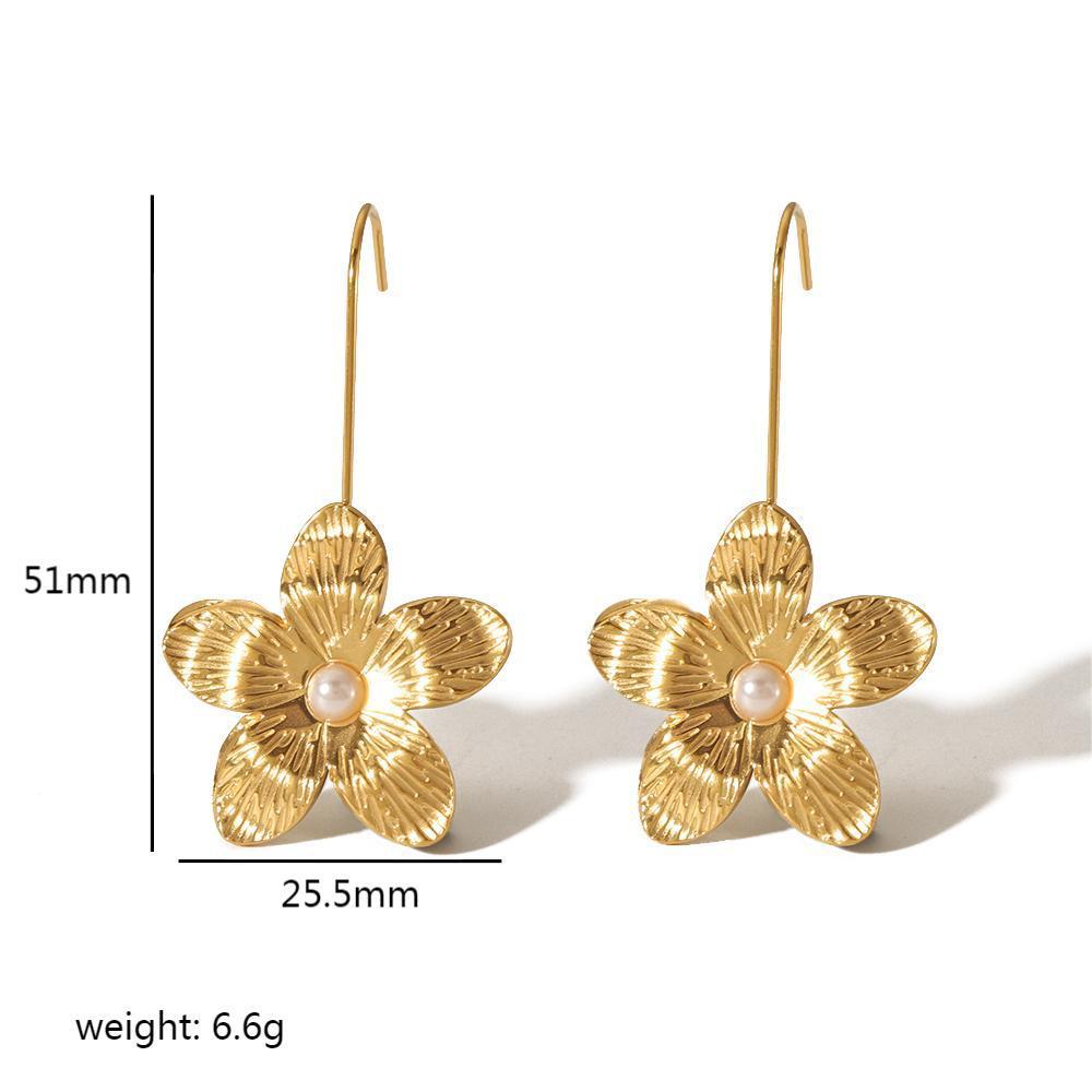 Gold flower-shaped earrings with pearl centers, shown with measurements and weight on a white background.