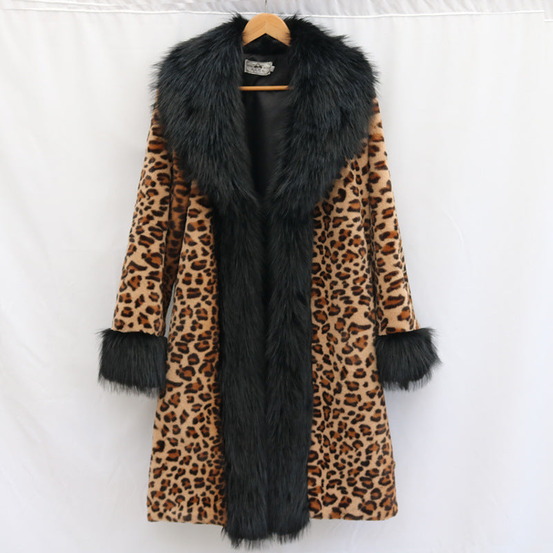 Manteau Léopard is a long, loose-fit leopard print coat with a statement faux fur collar — urban fashion outerwear that leads with personality and backs it up with warmth.