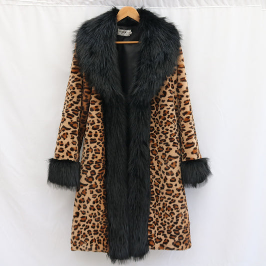 Manteau Léopard is a long, loose-fit leopard print coat with a statement faux fur collar — urban fashion outerwear that leads with personality and backs it up with warmth.