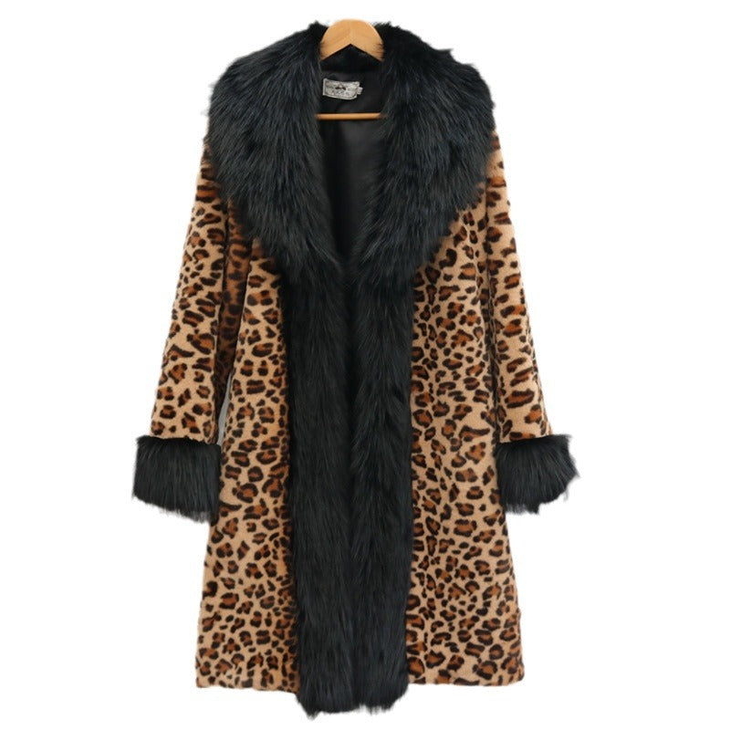 Manteau Léopard is a long, loose-fit leopard print coat with a statement faux fur collar — urban fashion outerwear that leads with personality and backs it up with warmth.