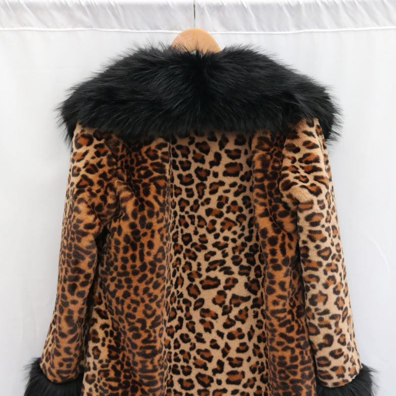 Manteau Léopard is a long, loose-fit leopard print coat with a statement faux fur collar — urban fashion outerwear that leads with personality and backs it up with warmth.