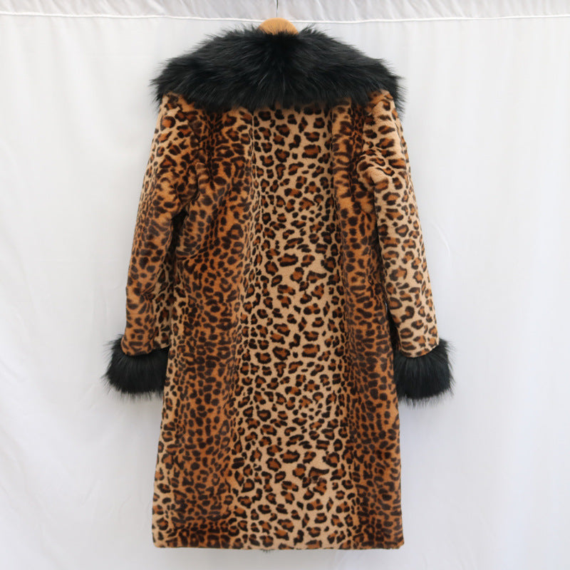 Manteau Léopard is a long, loose-fit leopard print coat with a statement faux fur collar — urban fashion outerwear that leads with personality and backs it up with warmth.