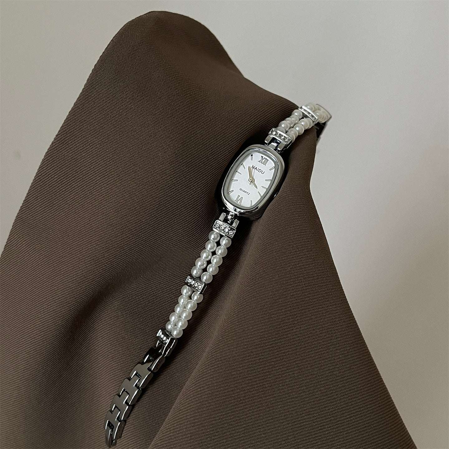 Oval Pearl Fashion Watch - Simple Disk Design