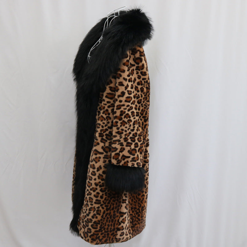 Manteau Léopard is a long, loose-fit leopard print coat with a statement faux fur collar — urban fashion outerwear that leads with personality and backs it up with warmth.