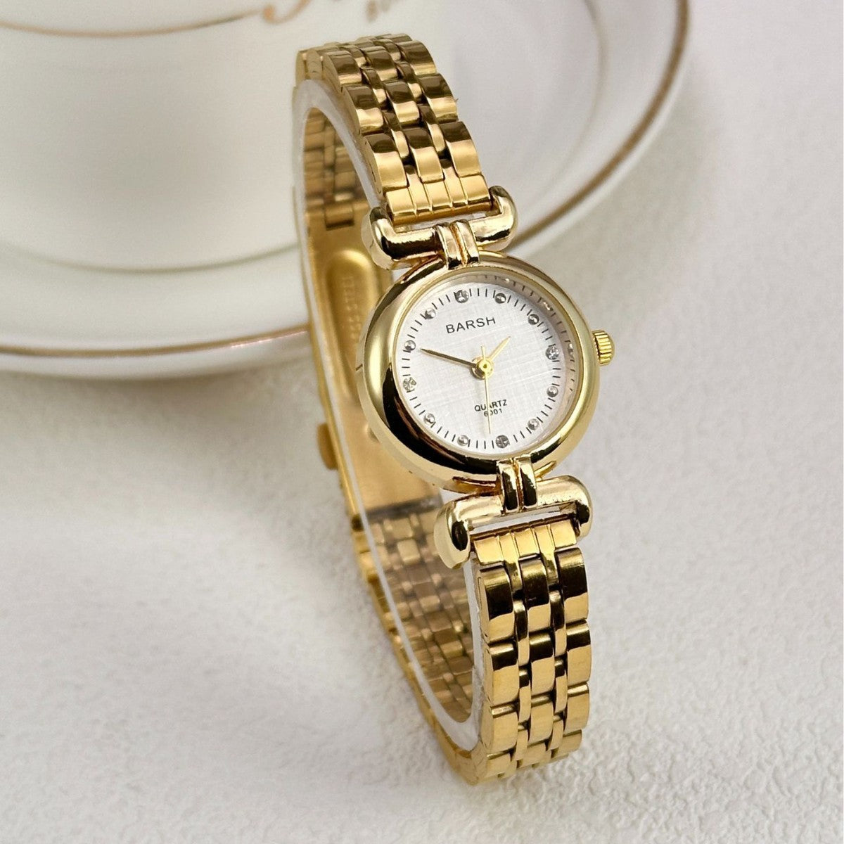 High-Grade Golden Women's Watch - Antique Steel Belt