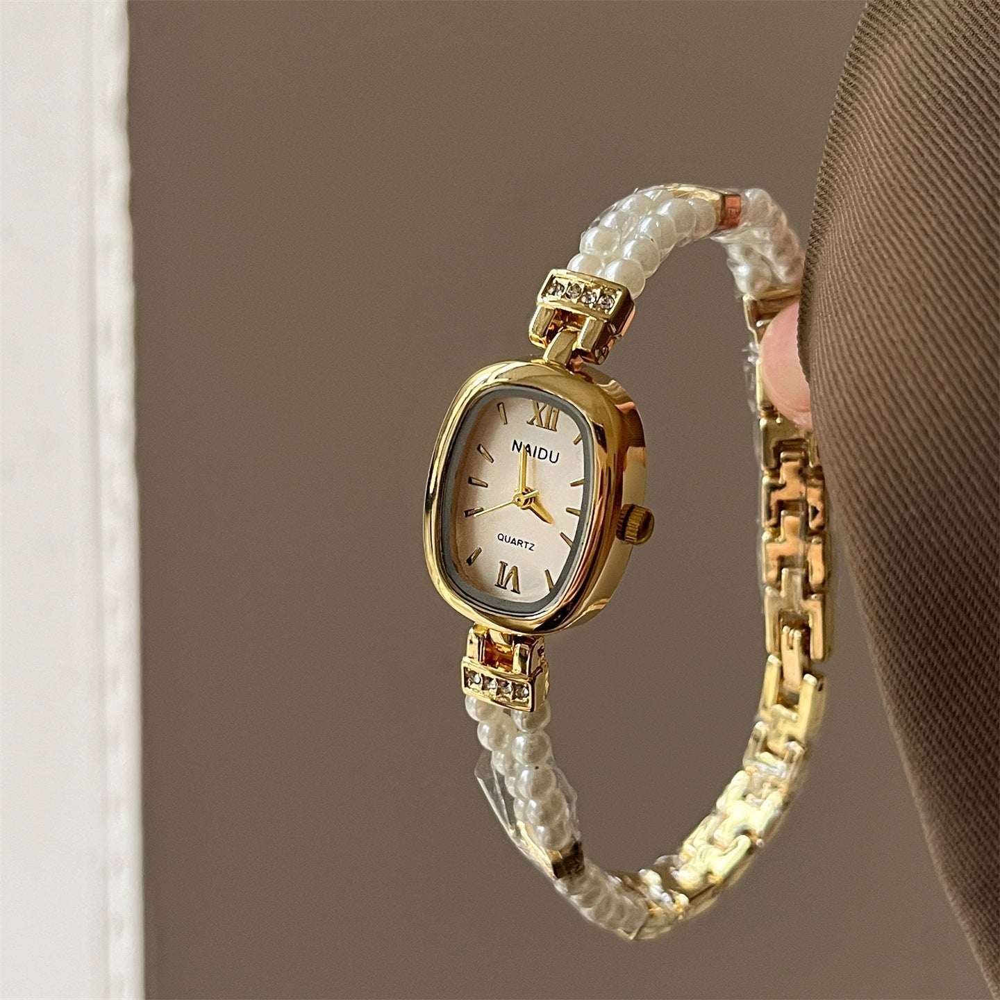 Oval Pearl Fashion Watch - Simple Disk Design