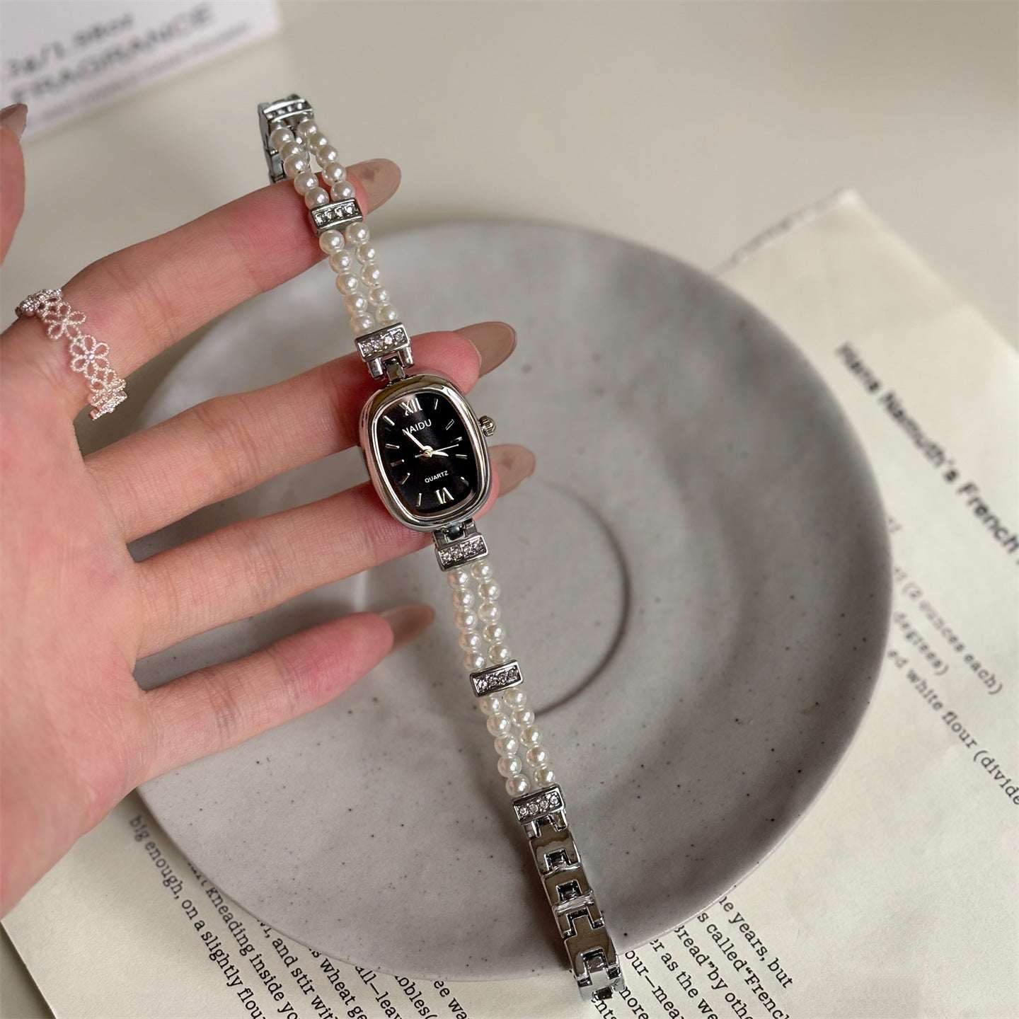 Oval Pearl Fashion Watch - Simple Disk Design