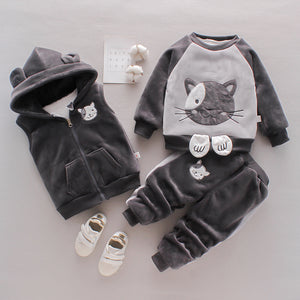Children's gray outfit with cat design on a light gray background